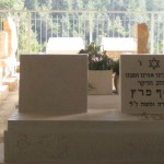 מצבות במכפלה 126