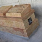 מצבות במכפלה 77